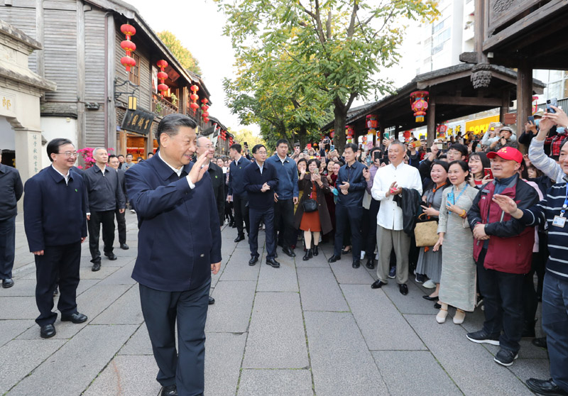 3月22日至25日,中共中央总书记、国家主席、中央军委主席习近平在福建考察。这是24日下午,习近平在福州三坊七巷历史文化街区考察时,向游客和市民招手致意。新华社记者 鞠鹏 摄