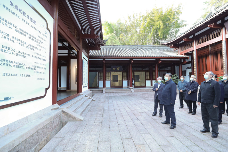 3月22日至25日,中共中央总书记、国家主席、中央军委主席习近平在福建考察。这是22日下午,习近平在南平武夷山朱熹园,了解朱熹生平及理学研究等情况。新华社记者 鞠鹏 摄