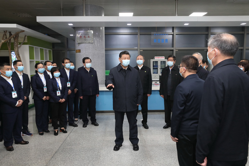 3月22日至25日,中共中央总书记、国家主席、中央军委主席习近平在福建考察。这是23日下午,习近平在三明沙县农村产权交易中心考察时,同工作人员、办事群众等亲切交流。新华社记者 王晔 摄