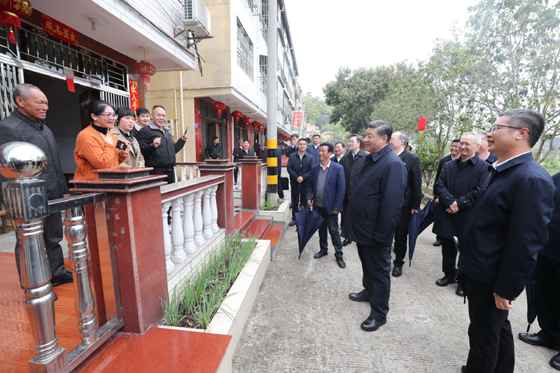 3月22日至25日,中共中央总书记、国家主席、中央军委主席习近平在福建考察。这是23日下午,习近平在三明沙县夏茂镇俞邦村考察时,同村民亲切交流。新华社记者 王晔 摄