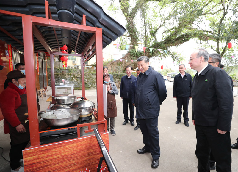 3月22日至25日,中共中央总书记、国家主席、中央军委主席习近平在福建考察。这是23日下午,习近平在三明沙县夏茂镇俞邦村考察时,在小吃摊边同乡亲们亲切交谈。新华社记者 王晔 摄