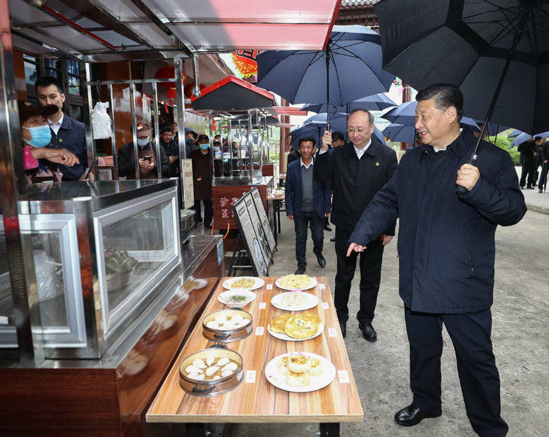 3月22日至25日,中共中央总书记、国家主席、中央军委主席习近平在福建考察。这是23日下午,习近平在三明沙县夏茂镇俞邦村考察时,在小吃摊边同乡亲们亲切交谈。新华社记者 鞠鹏 摄