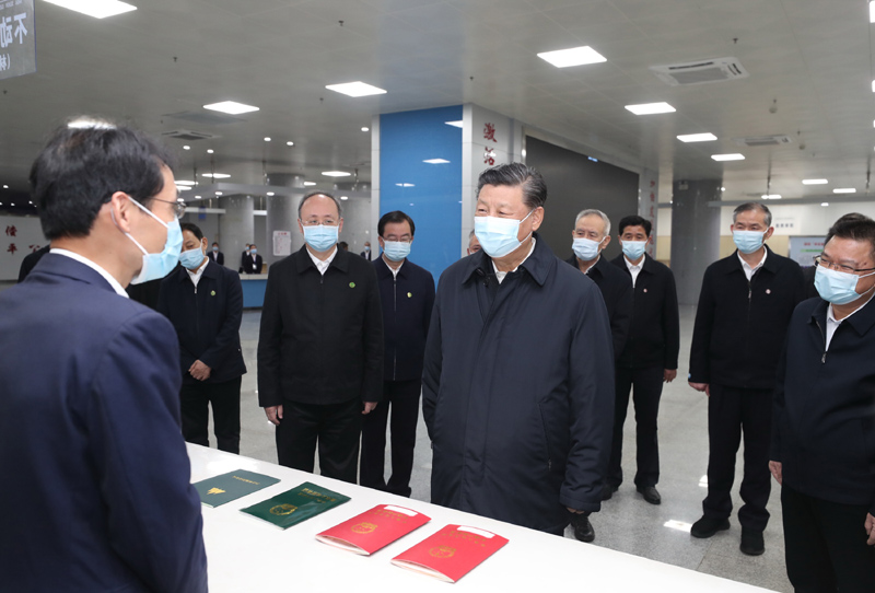 3月22日至25日,中共中央总书记、国家主席、中央军委主席习近平在福建考察。这是23日下午,习近平在三明沙县农村产权交易中心考察。新华社记者 王晔 摄