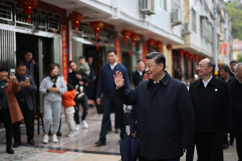 3月22日至25日,中共中央总书记、国家主席、中央军委主席习近平在福建考察。这是23日下午,习近平在三明沙县夏茂镇俞邦村考察时,向村民挥手致意。新华社记者 王晔 摄