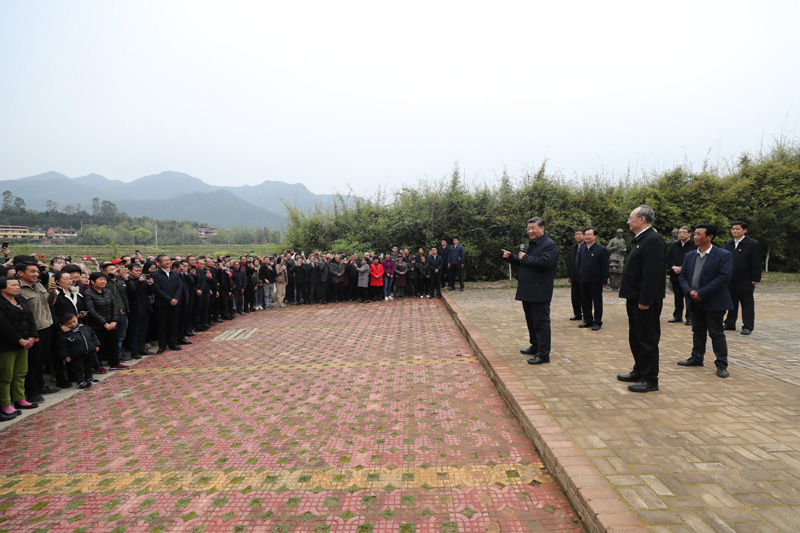 3月22日至25日,中共中央总书记、国家主席、中央军委主席习近平在福建考察。这是23日下午,习近平在三明沙县夏茂镇俞邦村考察时,同乡亲们亲切交流。新华社记者 王晔 摄