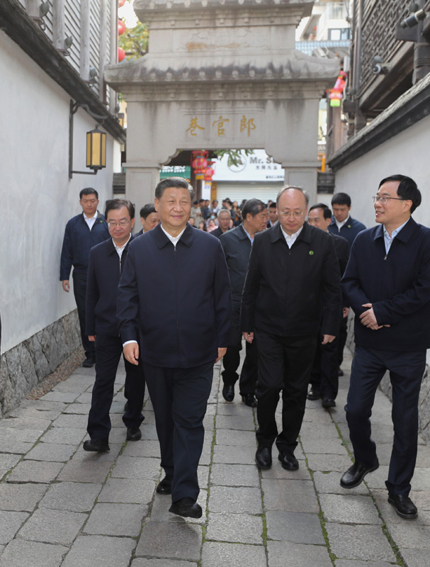 3月22日至25日,中共中央总书记、国家主席、中央军委主席习近平在福建考察。这是24日下午,习近平在福州三坊七巷历史文化街区步行察看郎官巷。新华社记者 王晔 摄