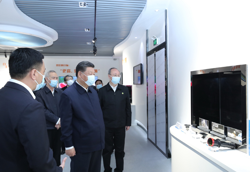 3月22日至25日,中共中央总书记、国家主席、中央军委主席习近平在福建考察。这是24日下午,习近平在福州福建福光股份有限公司考察。新华社记者 鞠鹏 摄
