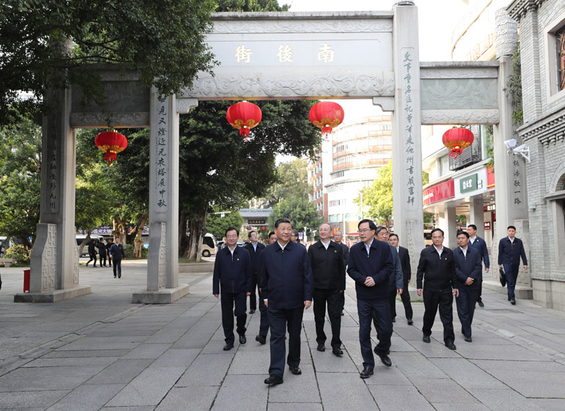 3月22日至25日,中共中央总书记、国家主席、中央军委主席习近平在福建考察。这是24日下午,习近平在福州三坊七巷历史文化街区步行察看南后街。新华社记者 王晔 摄