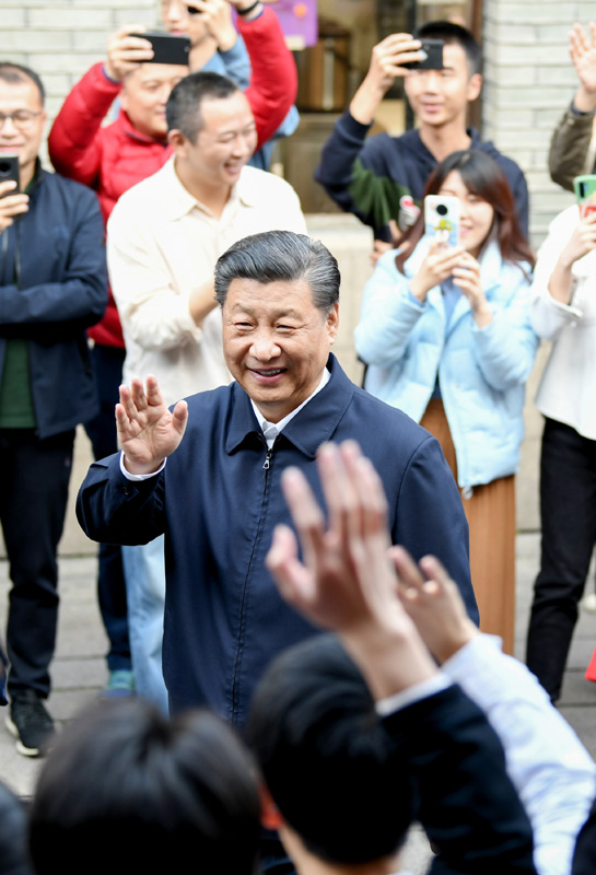 3月22日至25日,中共中央总书记、国家主席、中央军委主席习近平在福建考察。这是24日下午,习近平在福州三坊七巷历史文化街区考察时,向游客和市民招手致意。新华社记者 燕雁 摄