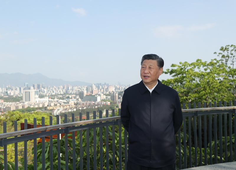 3月22日至25日,中共中央总书记、国家主席、中央军委主席习近平在福建考察。这是24日下午,习近平在福州福山郊野公园观景平台,听取城市生态公园规划建设、城市水系综合治理情况汇报。新华社记者 鞠鹏 摄