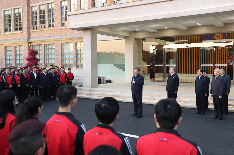 3月22日至25日,中共中央总书记、国家主席、中央军委主席习近平在福建考察。这是24日下午,习近平在福州福建福光股份有限公司考察时,同企业职工亲切交流。新华社记者 王晔 摄
