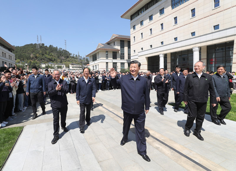 3月22日至25日,中共中央总书记、国家主席、中央军委主席习近平在福建考察。这是25日上午,习近平在福州闽江学院考察时,向师生们挥手致意。新华社记者 王晔 摄