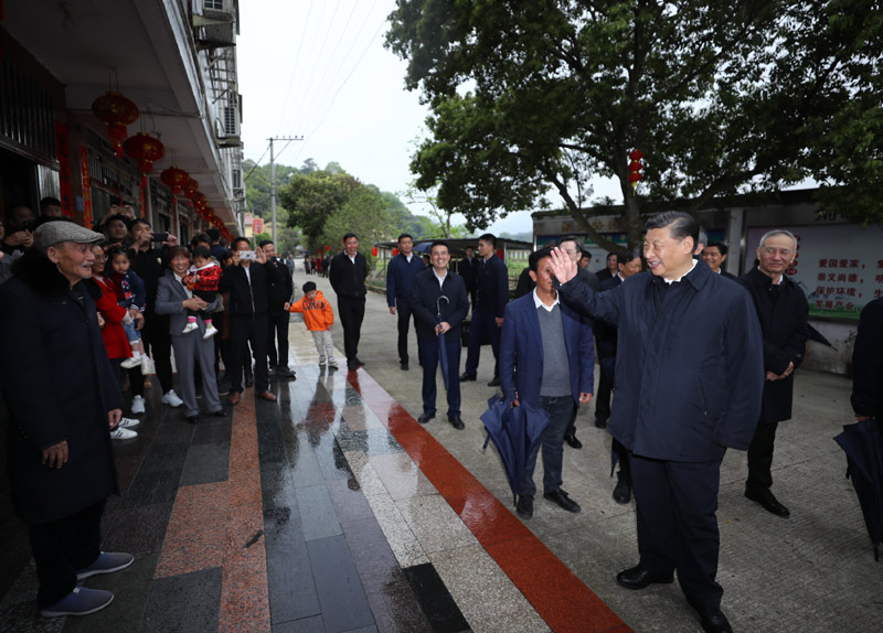 3月22日至25日,中共中央总书记、国家主席、中央军委主席习近平在福建考察。这是23日下午,习近平在三明沙县夏茂镇俞邦村考察时,同村民亲切交流。新华社记者 鞠鹏 摄