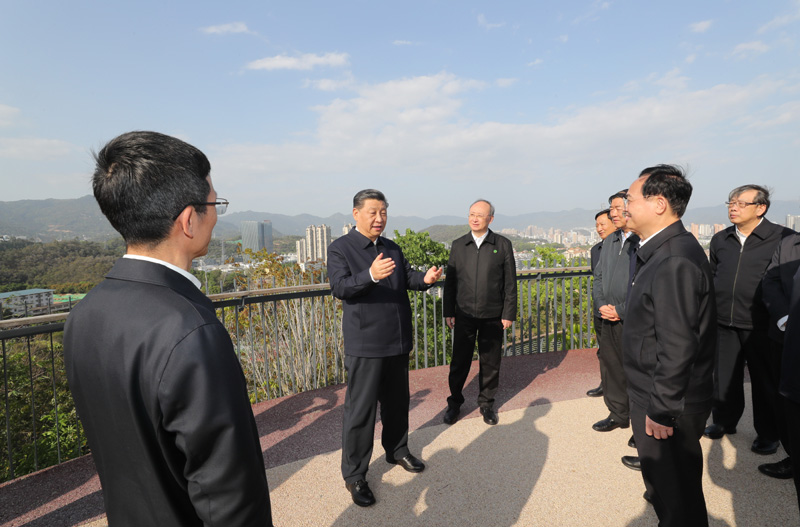 3月22日至25日,中共中央总书记、国家主席、中央军委主席习近平在福建考察。这是24日下午,习近平在福州福山郊野公园观景平台,听取城市生态公园规划建设、城市水系综合治理情况汇报。新华社记者 王晔 摄