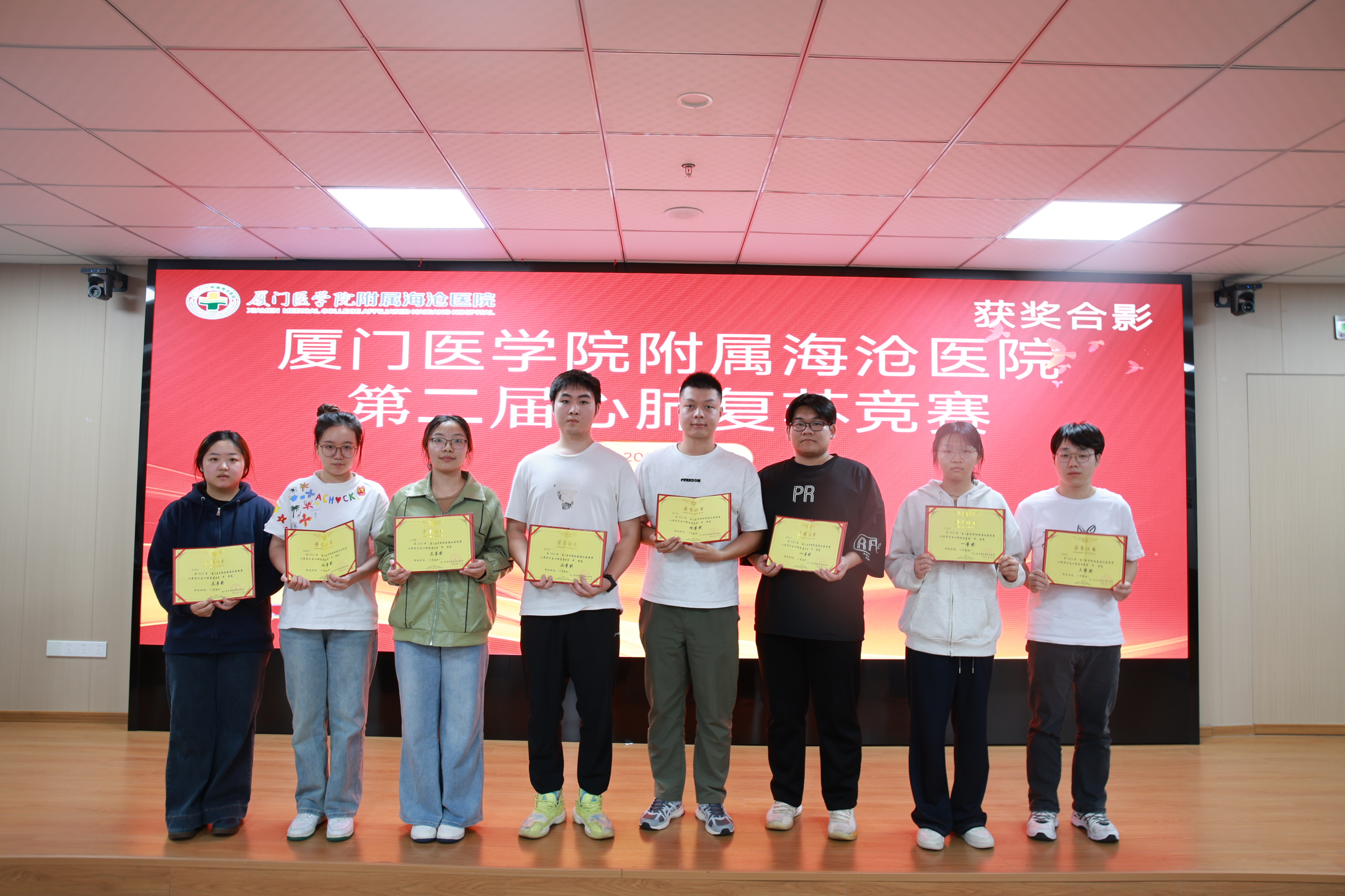 1获奖合影.JPG 1获奖合影.JPG